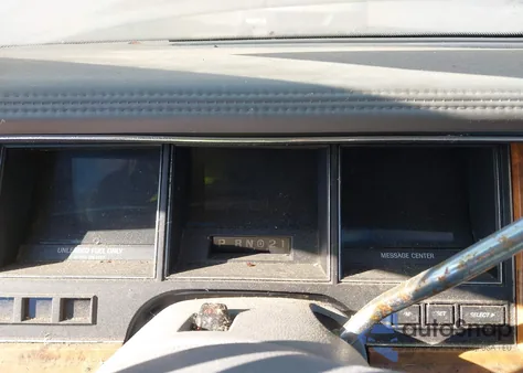 1993 Lincoln Town Car Executive z USA, uszkodzony, nr VIN 1LNLM81W4PY777114